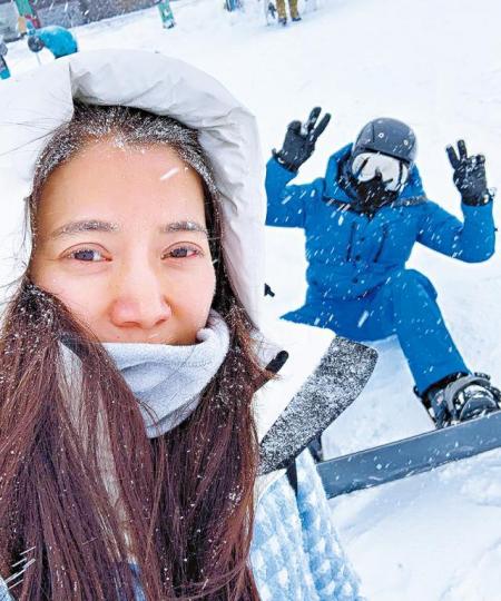 靚靚和Chilam大讚雪景很美。互聯網圖片靚靚、千嬅等不約而同在北海道滑雪。互聯網圖片 靚靚和Chilam大讚雪景很美。互聯網圖片靚靚、千嬅等不約而同在北海道滑雪。互聯網圖片