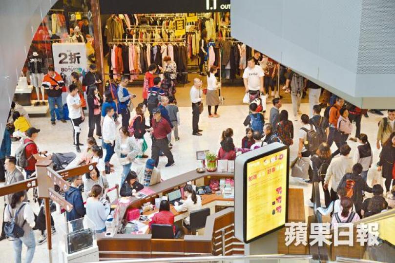 大年初四的東薈城人頭湧湧，大批內地客購物。