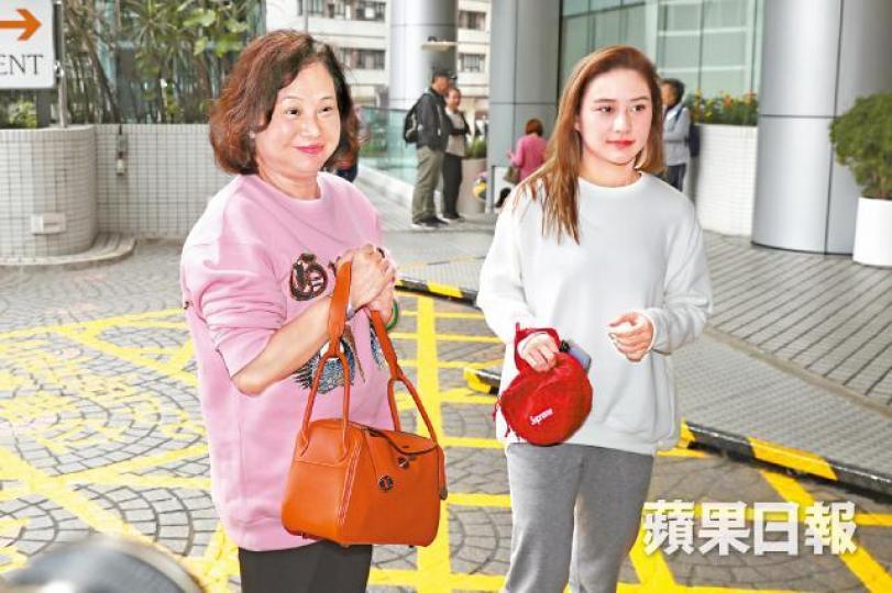 三太陳婉珍與二女超蓮昨否認賭王何鴻燊病情轉差入ICU。何家達攝四太梁安琪通宵照顧丈夫後,與細仔猷君離開。左起:二房代表何超鳳、何超儀及陳子聰到醫院探望。長房孫女何家華(左)及何家文探望賭王後乘車離開。 三太陳婉珍與二女超蓮昨否認賭王何鴻燊病情轉差入ICU。何家達攝四太梁安琪通宵照顧丈夫後,與細仔猷君離開。左起:二房代表何超鳳、何超儀及陳子聰到醫院探望。長房孫女何家華(左)及何家文探望賭王後乘車離開。