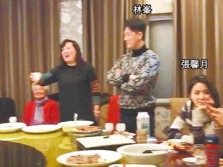 林峯日前跟女友張馨月回鄉拜年,表現自在。互聯網圖片林峯上月曾帶張馨月回鄉祭祖,被指好事近。資料圖片林峯(左)已非首次融入張家,去年曾出席張馨月胞弟的婚禮。資料圖片吳千語(左二)被指對林峯未忘情,日前與友人到林峯開設的夜店蒲。 互聯網圖片 林峯日前跟女友張馨月回鄉拜年,表現自在。互聯網圖片林峯上月曾帶張馨月回鄉祭祖,被指好事近。資料圖片林峯(左)已非首次融入張家,去年曾出席張馨月胞弟的婚禮。資料圖片吳千語(左二)被指對林峯未忘情,日前與友人到林峯開設的夜店蒲。 互聯網圖片