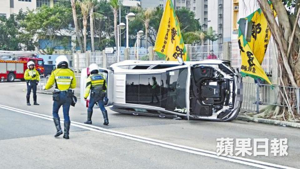 警方到場調查意外。車主妻子頭暈不適。 警方到場調查意外。車主妻子頭暈不適。