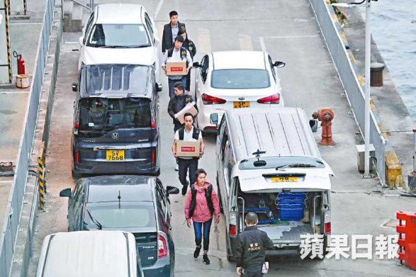警方昨到沙中綫紅磡站地盤辦公室搜證。夏家朗攝 警方昨到沙中綫紅磡站地盤辦公室搜證。夏家朗攝