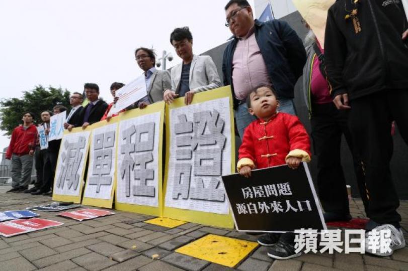 團體昨到特首辦請願,要求政府削減單程證配額。張志華攝 團體昨到特首辦請願,要求政府削減單程證配額。張志華攝