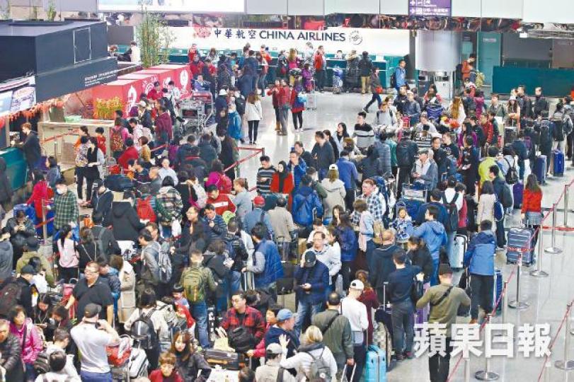 台北桃園機場的華航櫃位昨大排長龍。黎樹雄攝 台北桃園機場的華航櫃位昨大排長龍。黎樹雄攝