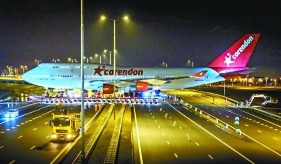 退役747在運載過程橫越公路。 退役747在運載過程橫越公路。