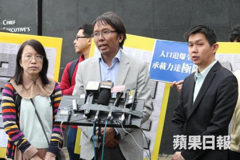 威院放射治療師吳志傑(右)指,本港公營醫療系統爆煲,令有志提供最好服務的同事承受不必要壓力。張志華攝 威院放射治療師吳志傑(右)指,本港公營醫療系統爆煲,令有志提供最好服務的同事承受不必要壓力。張志華攝
