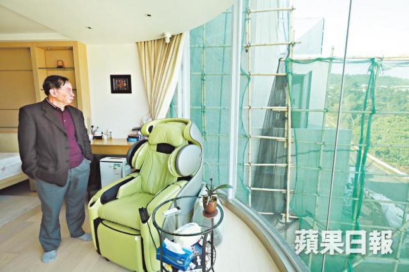 6號屋僭建的露台逼近5號屋柳炎成(左)一樓主人房的半圓形玻璃窗(圖)。 6號屋僭建的露台逼近5號屋柳炎成(左)一樓主人房的半圓形玻璃窗(圖)。