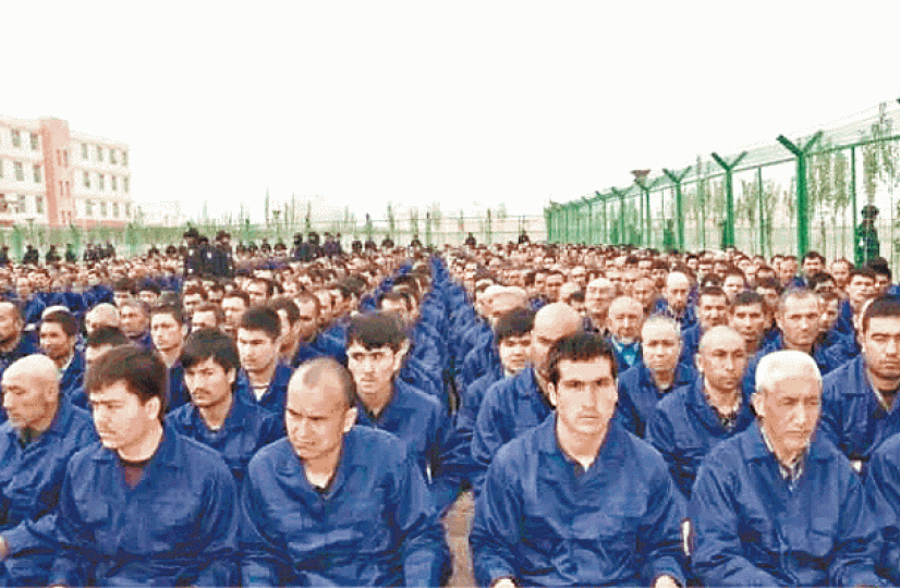 大批維族穆斯林被關在集中營。 大批維族穆斯林被關在集中營。
