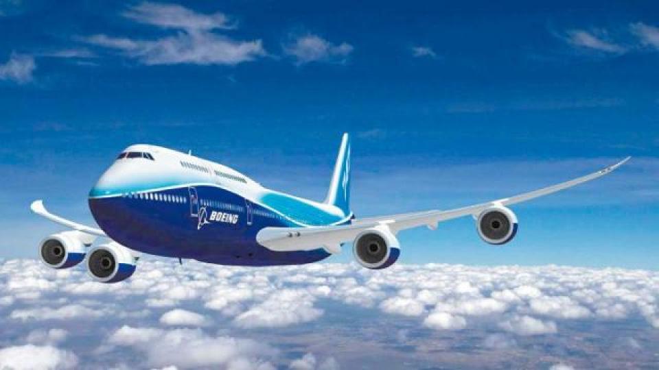 「天空女王」改寫半世紀民航史。首架747在50年前首次試飛。早期747上層是豪華休息室。美國太空穿梭機運輸機是以改裝747背負式運送。路透社現時美國「空軍一號」是採用747大幅改裝軍用版VC-25A。資料圖片1970年代波音量產747,廠房停滿等候付運的新機。 「天空女王」改寫半世紀民航史。首架747在50年前首次試飛。早期747上層是豪華休息室。美國太空穿梭機運輸機是以改裝747背負式運送。路透社現時美國「空軍一號」是採用747大幅改裝軍用版VC-25A。資料圖片1970年代波音量產747,廠房停滿等候付運的新機。