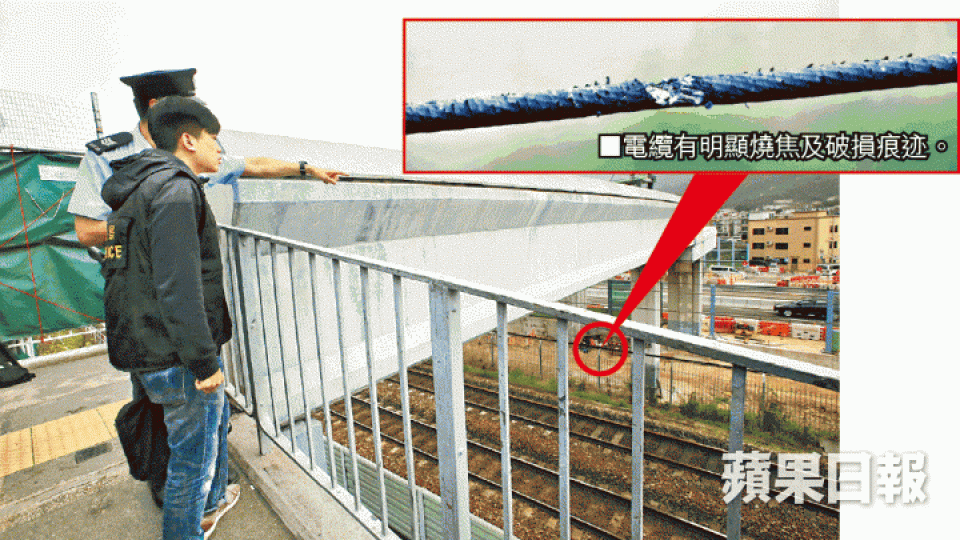 欄杆被掟落路軌橫亙電纜上,其中紅圈位置是電纜損毀的部份。 欄杆被掟落路軌橫亙電纜上,其中紅圈位置是電纜損毀的部份。