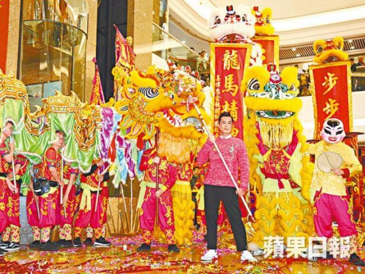 古仔昨日在新春活動上負責醒獅點睛儀式,之後更擺出有型甫士影相。兩位小朋友向古仔送上皇冠,寓意古仔在娛樂圈稱王。古仔自爆樂於跟母親去拜年,繼續向長輩逗利是。 古仔昨日在新春活動上負責醒獅點睛儀式,之後更擺出有型甫士影相。兩位小朋友向古仔送上皇冠,寓意古仔在娛樂圈稱王。古仔自爆樂於跟母親去拜年,繼續向長輩逗利是。