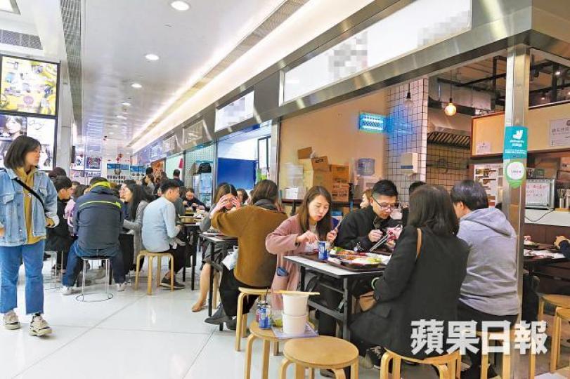 東廣場不少食店非法兼營堂食，有的佔用商場通道擺枱凳。