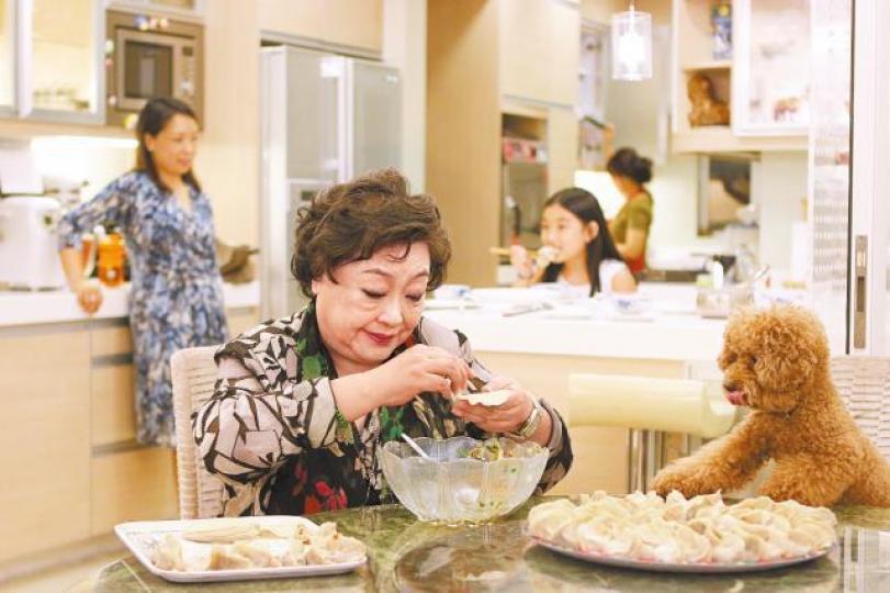 【1945-2019】「水餃皇后」臧健和2014年接受訪問時親手包餃子。《壹週刊》圖片以輪椅代步的臧,去年4月與兩名女兒出席中大敬文書院臧健和堂命名典禮。中大網頁圖片開檔初期,臧健和每天清晨便在家包餃子,再推車仔到碼頭做生意。 【1945-2019】「水餃皇后」臧健和2014年接受訪問時親手包餃子。《壹週刊》圖片以輪椅代步的臧,去年4月與兩名女兒出席中大敬文書院臧健和堂命名典禮。中大網頁圖片開檔初期,臧健和每天清晨便在家包餃子,再推車仔到碼頭做生意。