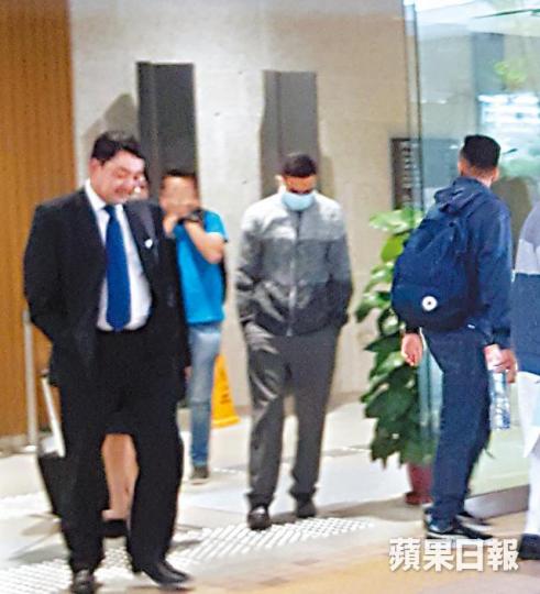 被告艾阿星(戴口罩者)否認三項非禮罪。伍嘉豪攝 被告艾阿星(戴口罩者)否認三項非禮罪。伍嘉豪攝