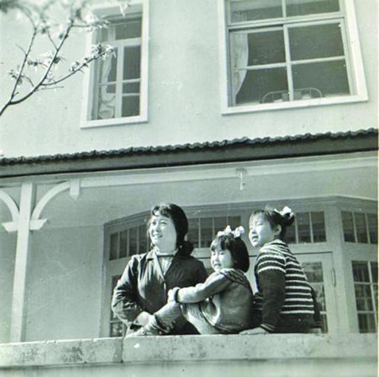 臧健和1977年帶同兩名女兒來港生活。