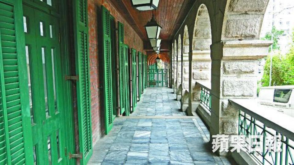 位於高街2號的高街鬼屋建於1892年,二戰香港淪陷期間,該處是日軍行刑場。簡明恩攝猝死保安遺體被仵工移往殮房,他生前有心臟病等長期病患。 位於高街2號的高街鬼屋建於1892年,二戰香港淪陷期間,該處是日軍行刑場。簡明恩攝猝死保安遺體被仵工移往殮房,他生前有心臟病等長期病患。
