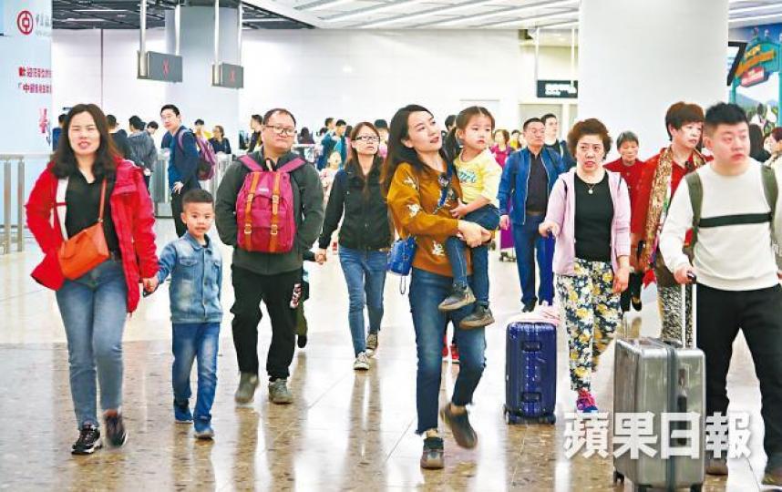 剛過去的周日有逾11萬名旅客經西九龍站出入本港,當中6.3萬名屬內地旅客。 剛過去的周日有逾11萬名旅客經西九龍站出入本港,當中6.3萬名屬內地旅客。