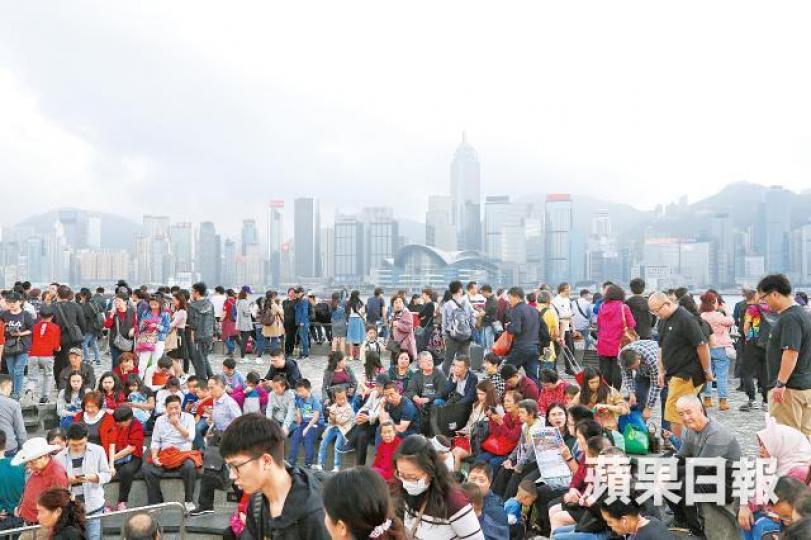年三十至年初六期間總共有逾140萬人次的內地旅客來港,比去年上升32.5%;圖為年初二尖沙嘴擠滿等待看煙花的旅客。昨日星光大道仍然人頭湧湧,當中不少是內地旅客。何柏佳攝 年三十至年初六期間總共有逾140萬人次的內地旅客來港,比去年上升32.5%;圖為年初二尖沙嘴擠滿等待看煙花的旅客。昨日星光大道仍然人頭湧湧,當中不少是內地旅客。何柏佳攝