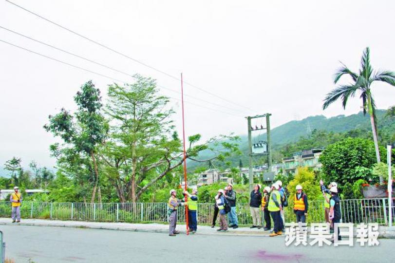 警方聯同路政署、機電署及中電工程人員到場量度出事位置及距離。周鴻熙攝 警方聯同路政署、機電署及中電工程人員到場量度出事位置及距離。周鴻熙攝