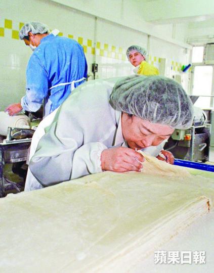 臧健和重視灣仔碼頭的產品品質，圖為她2000年於廠房檢查餃子皮。