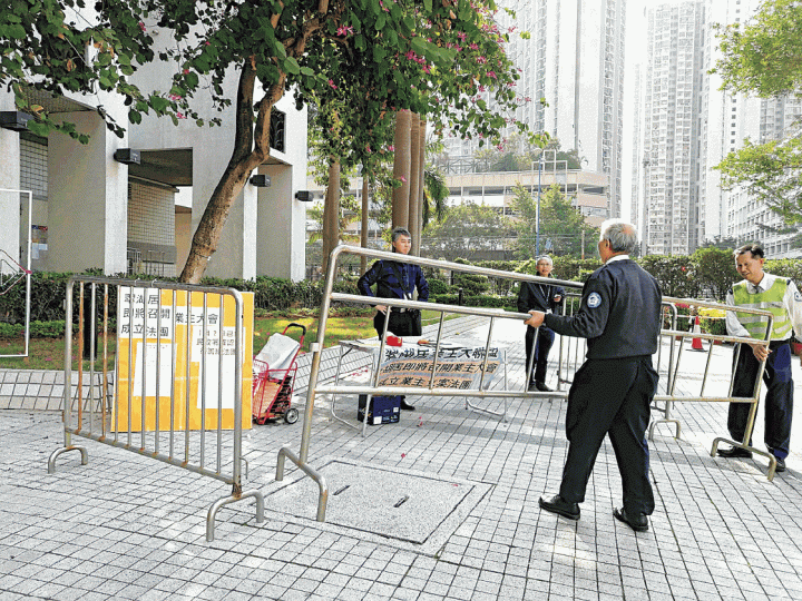 翠湖居小業主陳傲雲日前在屋苑內宣傳成立法團,遭港基保安架起多道鐵馬包圍。受訪者提供圖片屋苑保安召警到場阻止宣傳,陳傲雲(右)協助警員調查。 翠湖居小業主陳傲雲日前在屋苑內宣傳成立法團,遭港基保安架起多道鐵馬包圍。受訪者提供圖片屋苑保安召警到場阻止宣傳,陳傲雲(右)協助警員調查。