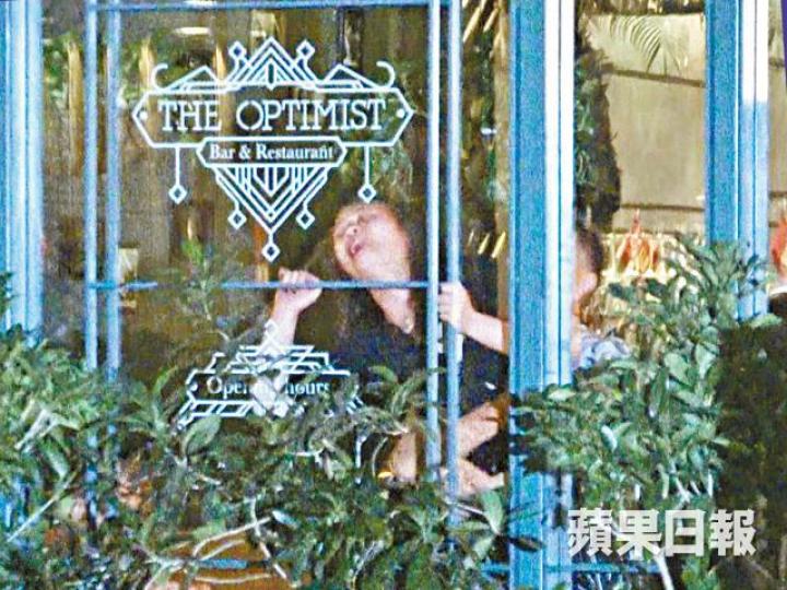 死者女親友驚悉噩耗後,在餐廳內呼天搶地,要在旁人士安慰。混血男在大廈天台躍下,倒卧路中分隔花槽旁,肝腦塗地。 死者女親友驚悉噩耗後,在餐廳內呼天搶地,要在旁人士安慰。混血男在大廈天台躍下,倒卧路中分隔花槽旁,肝腦塗地。