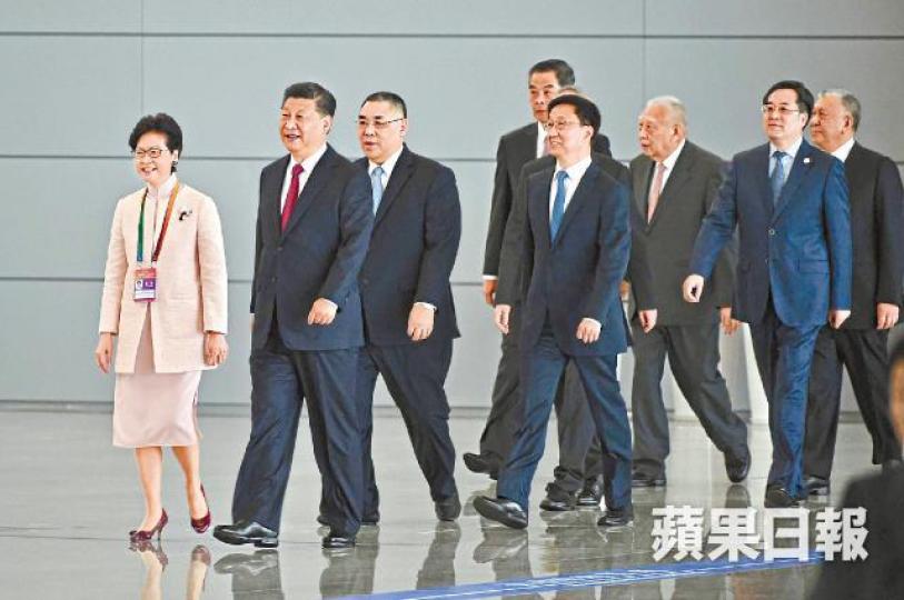 去年林鄭月娥與習近平並排帶頭出席港珠澳大橋通車儀式,梁振英只能默默緊隨其後。 去年林鄭月娥與習近平並排帶頭出席港珠澳大橋通車儀式,梁振英只能默默緊隨其後。