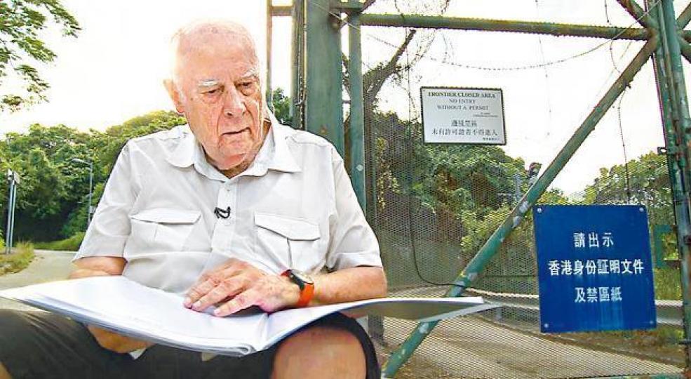 穆士誠上周六於馬尼拉病逝,終年84歲。六七暴動時穆士誠跟隨警隊搜查香島中學,當時黑板寫滿口號。《消失的檔案》提供圖片 穆士誠上周六於馬尼拉病逝,終年84歲。六七暴動時穆士誠跟隨警隊搜查香島中學,當時黑板寫滿口號。《消失的檔案》提供圖片