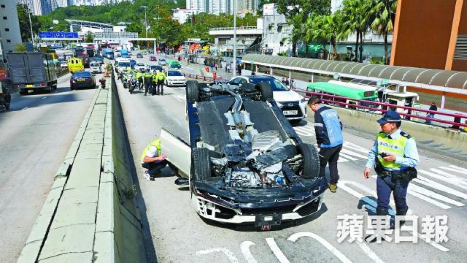 意外後,出事跑車四輪朝天。 意外後,出事跑車四輪朝天。