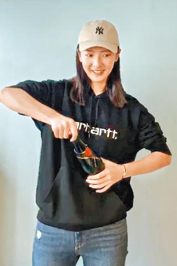 余香凝昨日拍片開香檳慶祝。余香凝素顏演出《非同凡響》,令她入圍最佳女主角之餘,又憑主唱的主題曲獲最佳原創電影歌曲提名。《逆流大叔》讓余香凝提名最佳女配角。 余香凝昨日拍片開香檳慶祝。余香凝素顏演出《非同凡響》,令她入圍最佳女主角之餘,又憑主唱的主題曲獲最佳原創電影歌曲提名。《逆流大叔》讓余香凝提名最佳女配角。