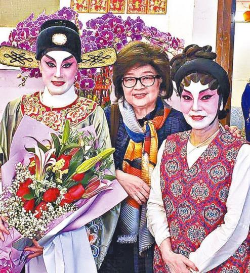 小鳳姐(中)日前欣賞蓋鳴暉(左)演出的劇目,更給予不少意見。 小鳳姐(中)日前欣賞蓋鳴暉(左)演出的劇目,更給予不少意見。