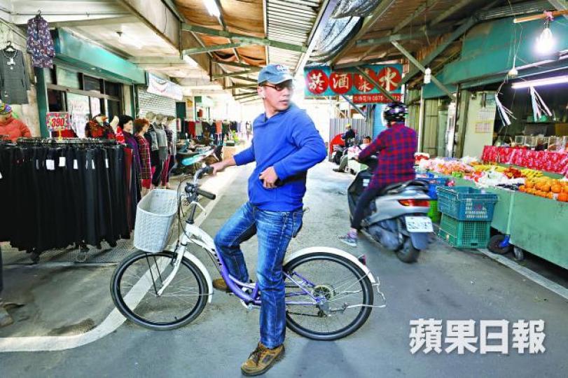 周曙光在鎮上街市買餸。朱永倫攝與六四學運領袖吾爾開希合照。受訪者提供台灣爆發太陽花學運,周曙光積極參加。受訪者提供 周曙光在鎮上街市買餸。朱永倫攝與六四學運領袖吾爾開希合照。受訪者提供台灣爆發太陽花學運,周曙光積極參加。受訪者提供