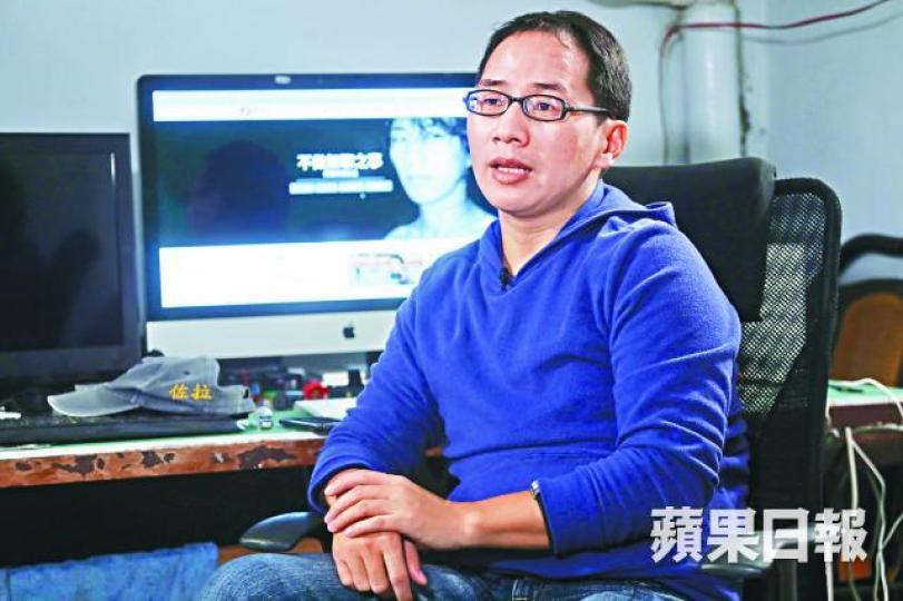 周曙光在其家中工作室接受《蘋果》訪問。朱永倫 攝去年6月4日,周曙光領取台灣身份證及護照。受訪者提供 周曙光在其家中工作室接受《蘋果》訪問。朱永倫 攝去年6月4日,周曙光領取台灣身份證及護照。受訪者提供
