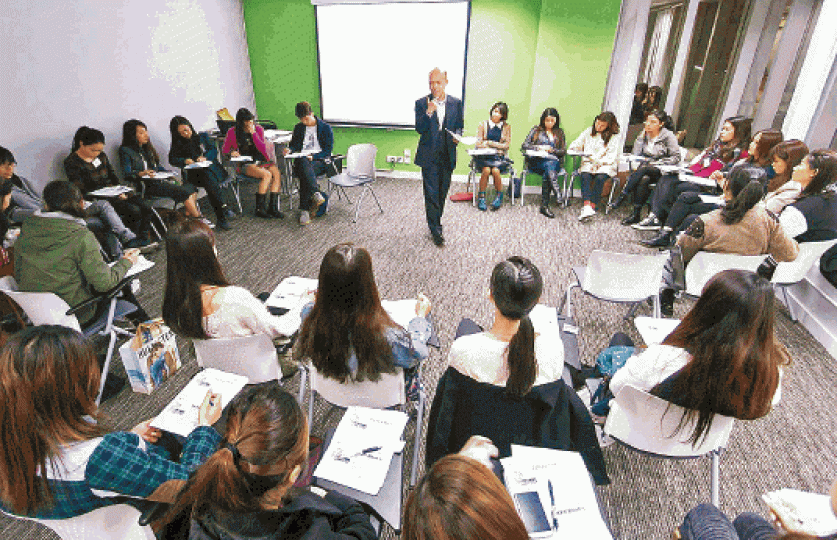 香港航空專業培訓中心的課程聲稱由在航空公司任職的導師授課。fb「投考空姐空少資訊站」圖片 香港航空專業培訓中心的課程聲稱由在航空公司任職的導師授課。fb「投考空姐空少資訊站」圖片