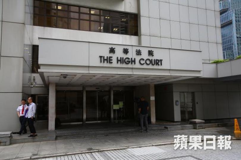 年輕兼職救生員承認以假文件訛稱父母授權押物業申請貸款,昨承認欺詐罪。 年輕兼職救生員承認以假文件訛稱父母授權押物業申請貸款,昨承認欺詐罪。