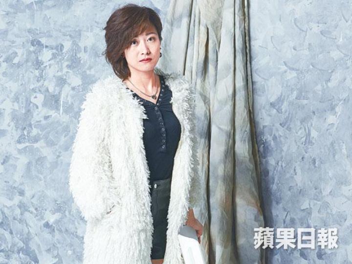 蓋世寶在無綫23年,每年減薪,令她心灰意冷決定本月底約滿後離巢。蓋世寶最近學跳sexy chair,希望有機會發圍。蓋世寶否認得罪過譚玉瑛,指對方樂意教人,信得過。資料圖片 蓋世寶在無綫23年,每年減薪,令她心灰意冷決定本月底約滿後離巢。蓋世寶最近學跳sexy chair,希望有機會發圍。蓋世寶否認得罪過譚玉瑛,指對方樂意教人,信得過。資料圖片