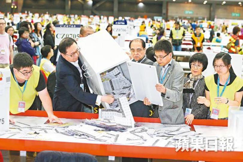 以往的立法會選舉都以人手點票。資料圖片 以往的立法會選舉都以人手點票。資料圖片