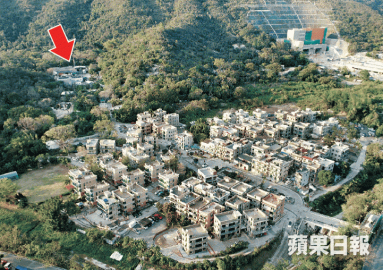 權豐豬油廠(箭嘴示)距離最近的大塘湖村屋群約160米。江俊豪攝村民2013年示威抗議權豐豬油廠發出惡臭。 權豐豬油廠(箭嘴示)距離最近的大塘湖村屋群約160米。江俊豪攝村民2013年示威抗議權豐豬油廠發出惡臭。