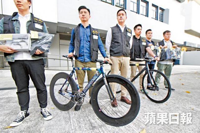 警方撿獲兩部fixed gear單車,均不符合道路上行駛規格。黎家駒攝 警方撿獲兩部fixed gear單車,均不符合道路上行駛規格。黎家駒攝