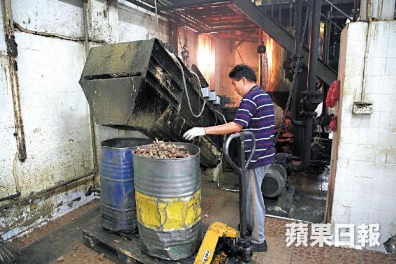 豬油廠收集廢肉和豬膏加工成豬油及豬油渣。王子俊攝 豬油廠收集廢肉和豬膏加工成豬油及豬油渣。王子俊攝