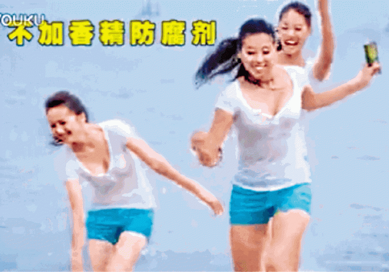 椰樹牌電視廣告以低胸女郎在沙灘奔跑為賣點。廣告標榜椰樹牌椰汁為「國宴飲料」。 椰樹牌電視廣告以低胸女郎在沙灘奔跑為賣點。廣告標榜椰樹牌椰汁為「國宴飲料」。