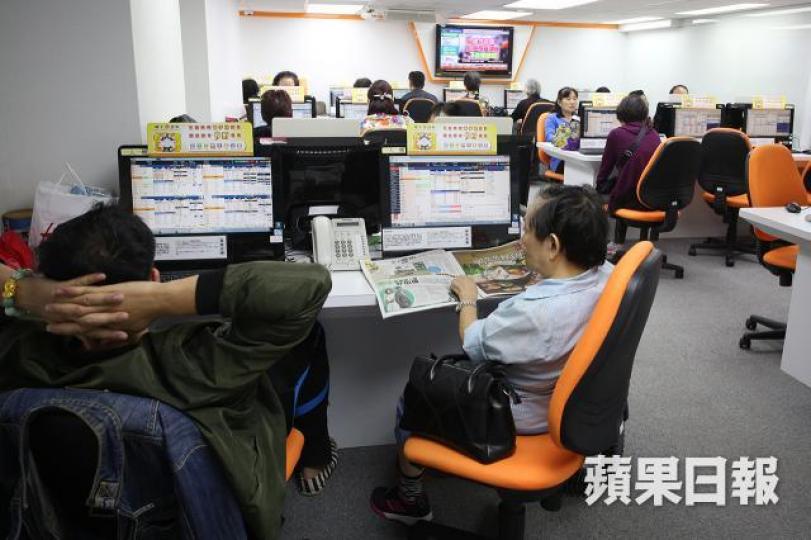 進入業績高峯期,投資者炒盈喜股、績優股勝算較高。資料圖片 進入業績高峯期,投資者炒盈喜股、績優股勝算較高。資料圖片