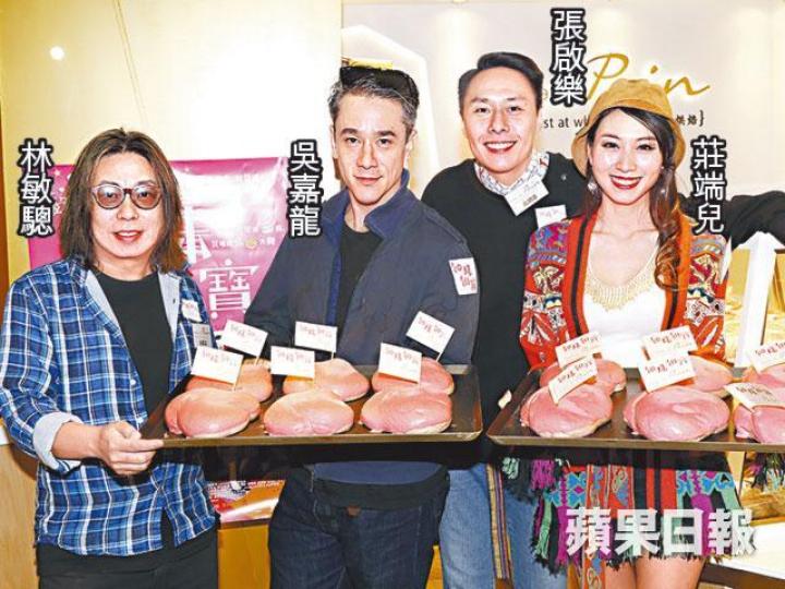 林敏驄昨日拉隊派大包慶祝新片收得。 林敏驄昨日拉隊派大包慶祝新片收得。