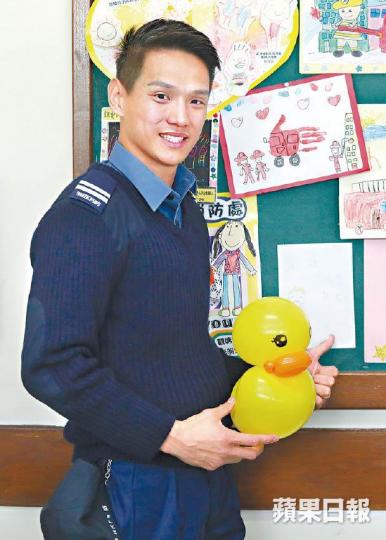 陳義良表示,平日會到幼稚園講授防火知識,並扭氣球吸引學童注意。黃耀興攝上月發生的秀茂坪幼稚園校巴相撞意外,陳義良安慰受驚孩子的過程被拍下。互聯網 陳義良表示,平日會到幼稚園講授防火知識,並扭氣球吸引學童注意。黃耀興攝上月發生的秀茂坪幼稚園校巴相撞意外,陳義良安慰受驚孩子的過程被拍下。互聯網