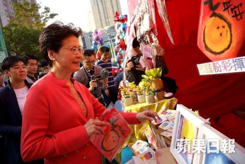 林鄭今年沒有知會傳媒下去逛年宵,被記者投訴行徑「鬼祟」。 資料圖片 林鄭今年沒有知會傳媒下去逛年宵,被記者投訴行徑「鬼祟」。 資料圖片