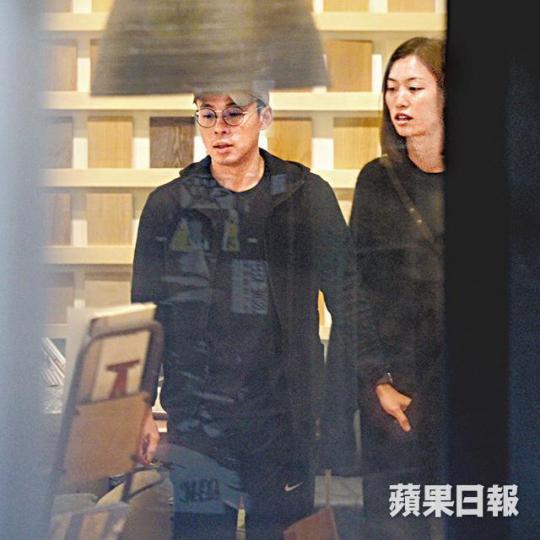 啟人與女友買傢俬十足連體嬰,全程有商有量,似是為愛巢添置家具。除了買傢俬,啟人與女友也買香薰增添生活情趣。身為富三代的啟人,還與女友到平民傢俬店睇傢俬。霍震霆與朱玲玲在04年離婚,二人育有啟剛、啟山及啟人三子。《壹週刊》圖片 啟人與女友買傢俬十足連體嬰,全程有商有量,似是為愛巢添置家具。除了買傢俬,啟人與女友也買香薰增添生活情趣。身為富三代的啟人,還與女友到平民傢俬店睇傢俬。霍震霆與朱玲玲在04年離婚,二人育有啟剛、啟山及啟人三子。《壹週刊》圖片