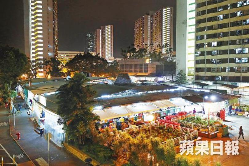 沙角邨冬菇亭即將於月底大翻新。謝榮耀攝王炎鑫擔心付巨款裝修後亦難負擔貴租,故不續約。假日晚上新廣發火鍋店擠滿食客。 沙角邨冬菇亭即將於月底大翻新。謝榮耀攝王炎鑫擔心付巨款裝修後亦難負擔貴租,故不續約。假日晚上新廣發火鍋店擠滿食客。