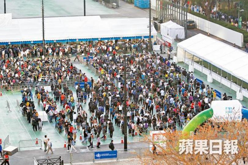 田徑總會昨於維園派發選手包,跑手斥各組別劃一排隊安排混亂。彭志行攝 田徑總會昨於維園派發選手包,跑手斥各組別劃一排隊安排混亂。彭志行攝