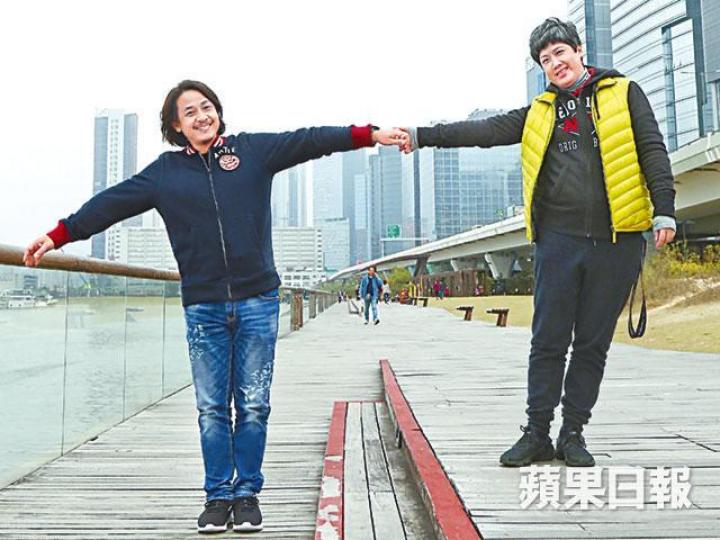 黃澤鋒表示和太太陳麗麗一齊好開心,希望可以行到120歲。攝影:沈健程黃澤鋒親自炮製情人班㦸,又和太太食情人節大餐嘆黑松露滑蛋(上圖)。黃澤鋒送上情深一吻,令太太甜到入心。 黃澤鋒表示和太太陳麗麗一齊好開心,希望可以行到120歲。攝影:沈健程黃澤鋒親自炮製情人班㦸,又和太太食情人節大餐嘆黑松露滑蛋(上圖)。黃澤鋒送上情深一吻,令太太甜到入心。