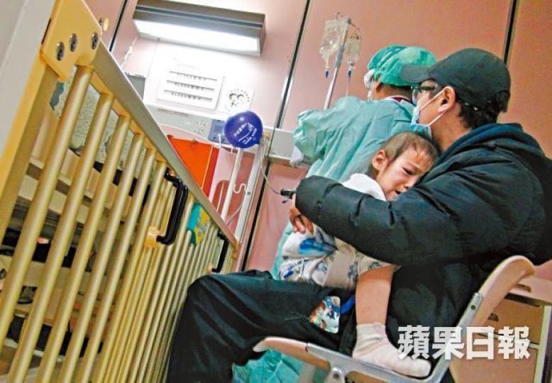 龍爸爸對於童童需接受多次治療心如刀割,希望小情人可以盡快康復。麥超億攝哥哥早前由爺爺帶到台灣探望童童。受訪者提供圖片童童上月生日,父母帶她出外行夜市及撈金魚。童童發病前精靈可愛,最喜歡在家玩煮飯仔。受訪者提供圖片 龍爸爸對於童童需接受多次治療心如刀割,希望小情人可以盡快康復。麥超億攝哥哥早前由爺爺帶到台灣探望童童。受訪者提供圖片童童上月生日,父母帶她出外行夜市及撈金魚。童童發病前精靈可愛,最喜歡在家玩煮飯仔。受訪者提供圖片